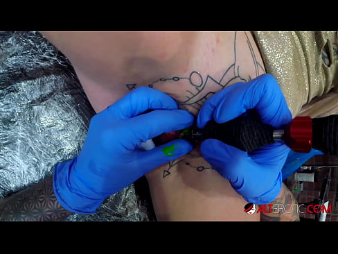 ❤️ Uiters getatoeëerde hottie Sully Savage het 'n tatoeëermerk op haar klitoris gekry ❤️❌ Mooi pornografie by ons af.psi-mass.ru ﹏